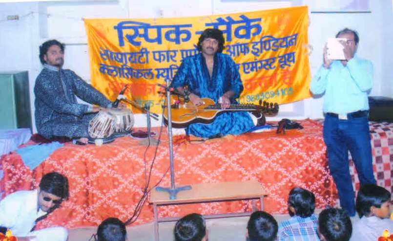 भारतीय संगीत कला को आगे बढ़ाने के उद्देश्य से ऋषिकुल आश्रम में संगीत कार्यक्रम प्रस्तुत हुए श्री सलिल मोहन भट्ट जी (राष्ट्रीय कलाकार )